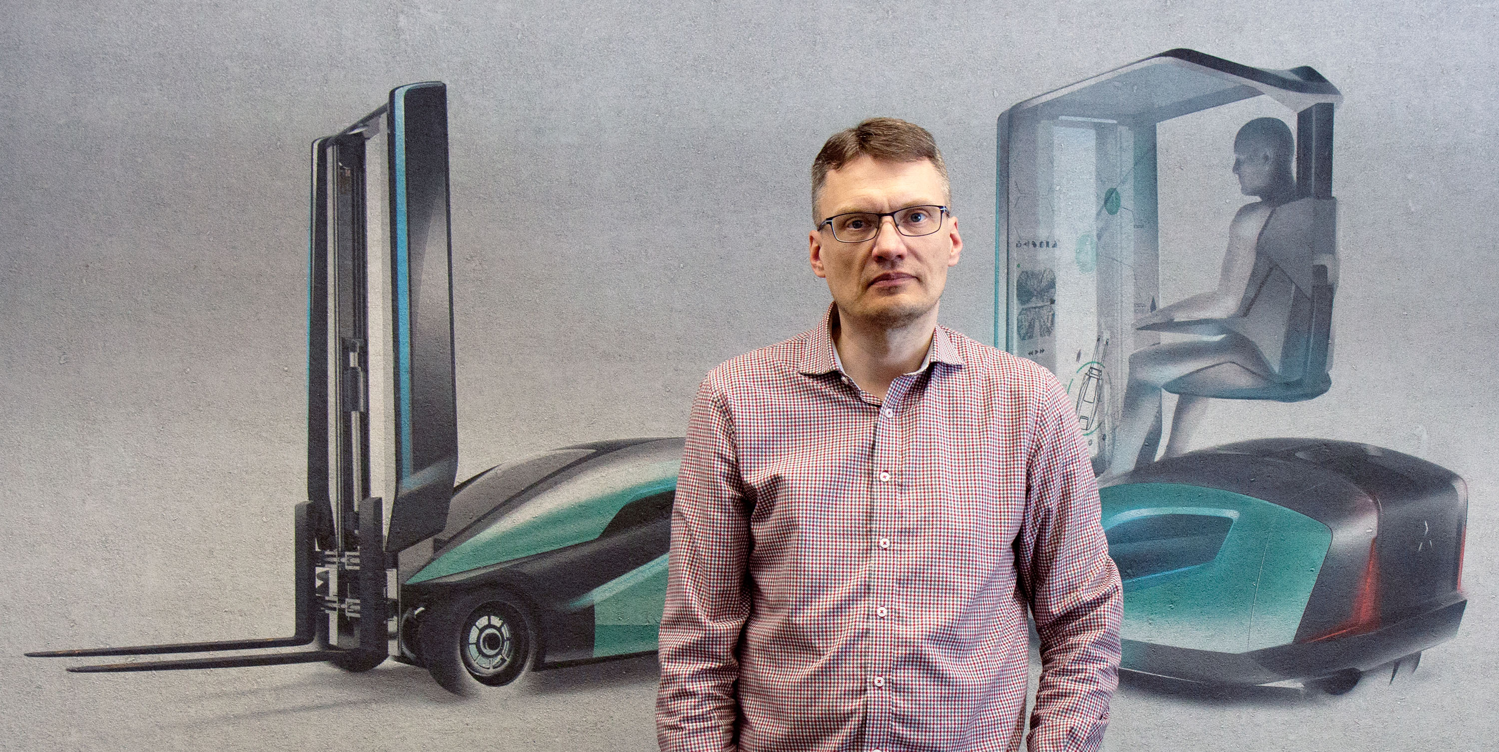 Jani Åström in front of an image of a forklift