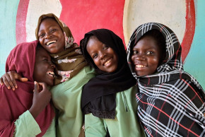 Sudanilaiset tytöt hymyilevät kameralle, vertikaali