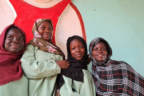 Sudanilaiset tytöt hymyilevät